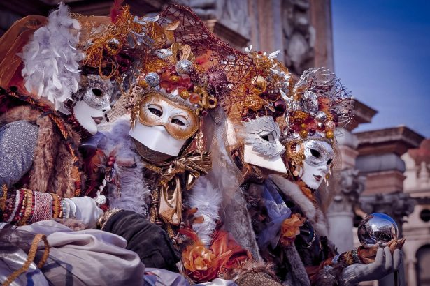 Uitgebreid gekostumeerde deelnemers met traditionele maskers tijdens het Carnaval van Venetië