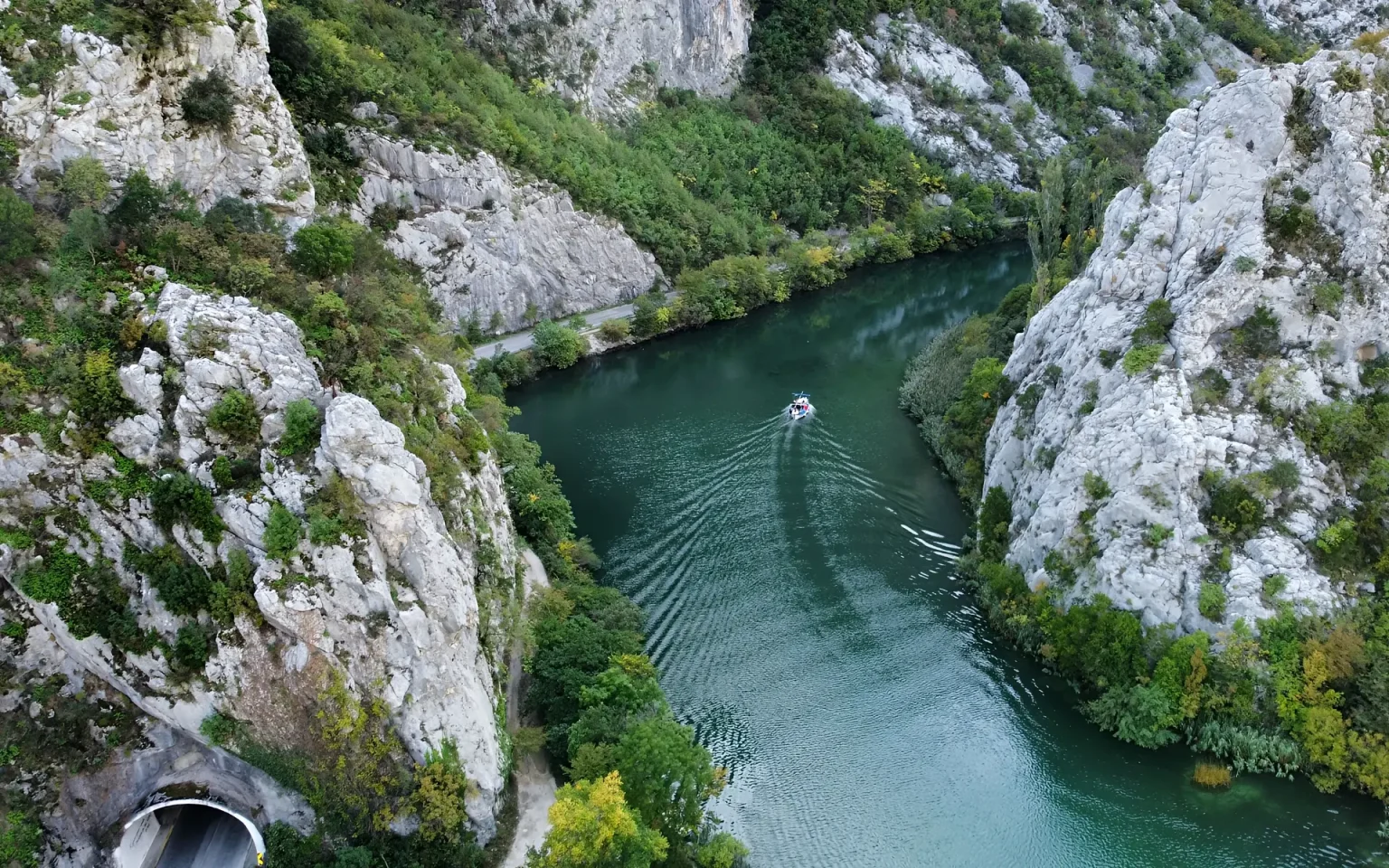 Peddelaars op de groene Cetina in de kloof bij Omiš