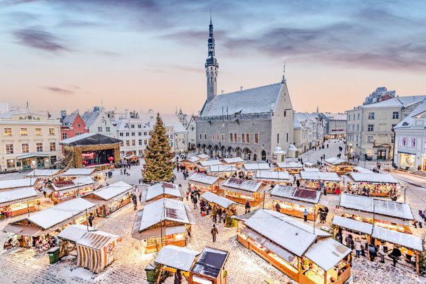 Europese kerstmarkt met verlichte houten kramen en winterse straatversiering
