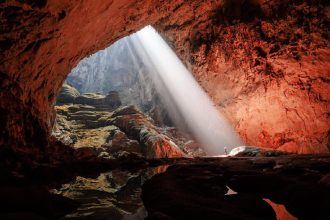 Zonlicht in de enorme ondergrondse passage van Sơn Đoòng