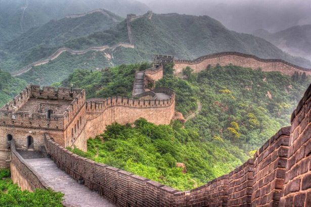 Een deel van de Chinese Muur over groene bergruggen