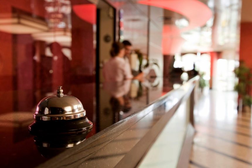 Hotelinterieur als context voor praktische vragen aan hotelmedewerkers
