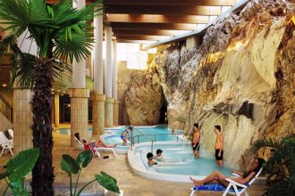 Verlichte warmwatergang in Miskolctapolca Cave Bath vóór de brand van september 2024