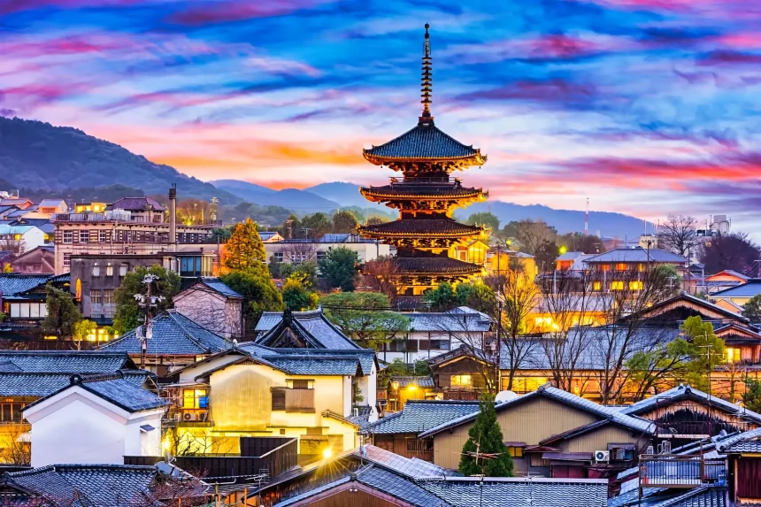 Rustige straat in Kyoto met traditionele Japanse architectuur