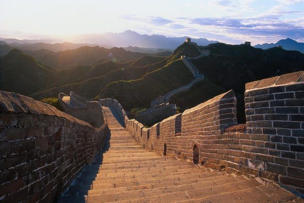 Chinese Muur met wachttorens in een berglandschap