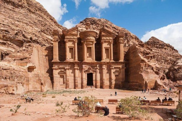 Archeologische ruïnes van een oude stad in een historisch landschap