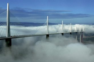 Viaduct van Millau boven de Tarnvallei in Frankrijk