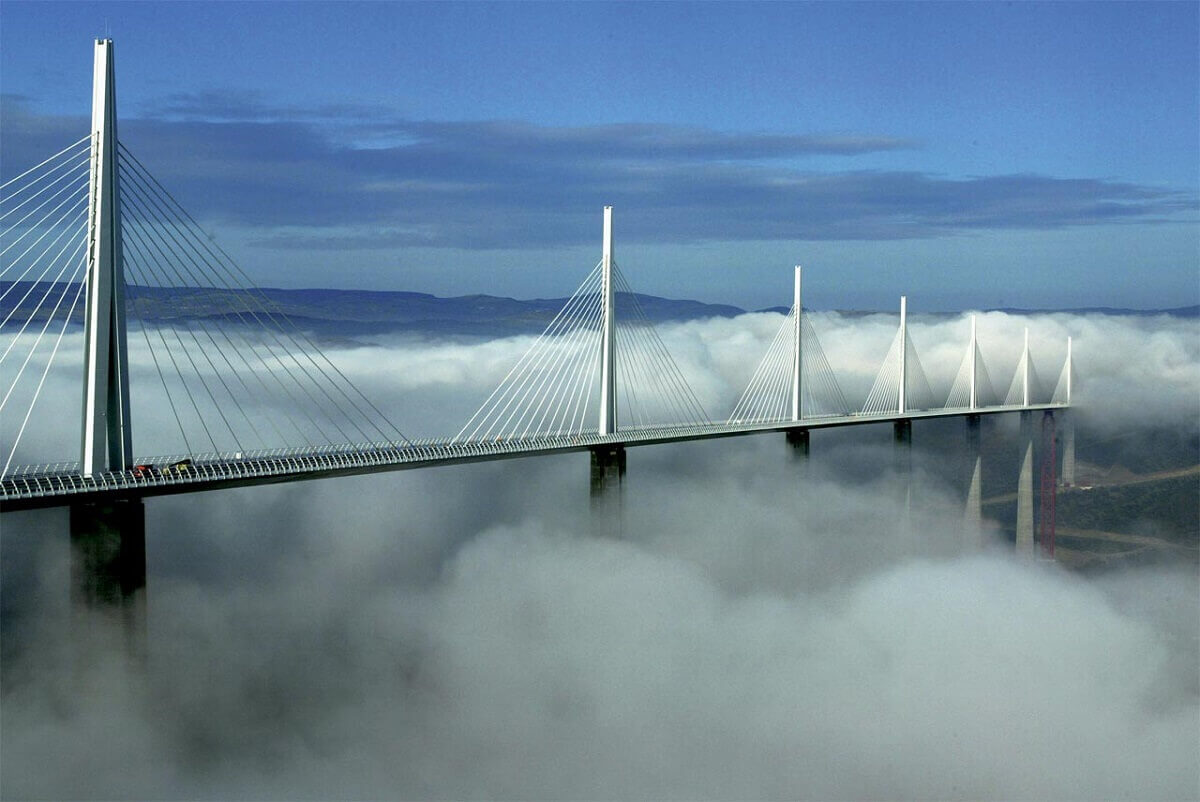 Viaduct van Millau boven de Tarnvallei in Frankrijk