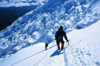 Wandelaars trekken door een besneeuwd winterlandschap met uitrusting voor koude omstandigheden