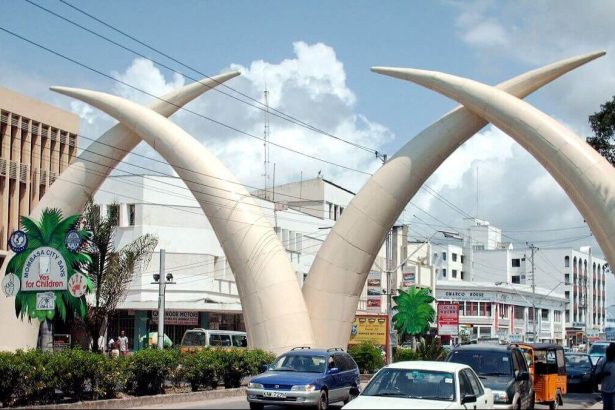 De witte aluminium Mombasa Tusks die boven Moi Avenue in het centrum van Mombasa