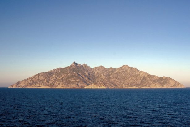 Rotsachtig landschap en kust van het eiland Montecristo