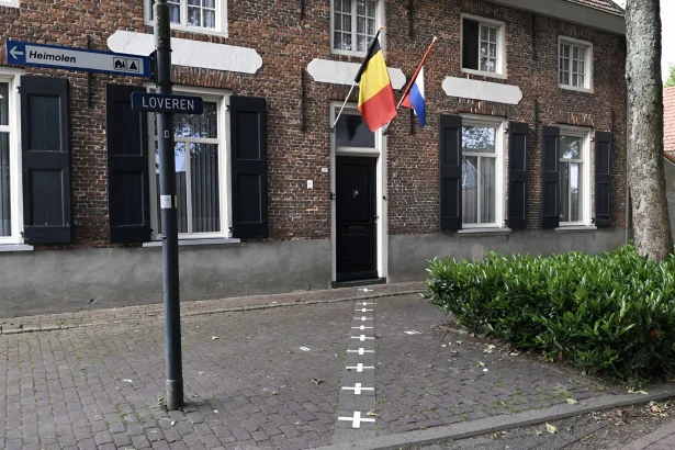 Grensmarkering die twee landen of rechtsgebieden zichtbaar van elkaar scheidt
