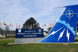 Luchtbeeld dat in het bronartikel bij NATO Air Base Geilenkirchen wordt gebruikt