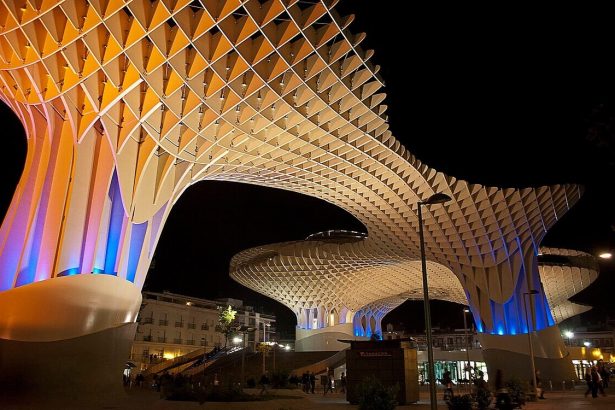 Modern architectonisch landmark dat zelf een toeristische bestemming werd