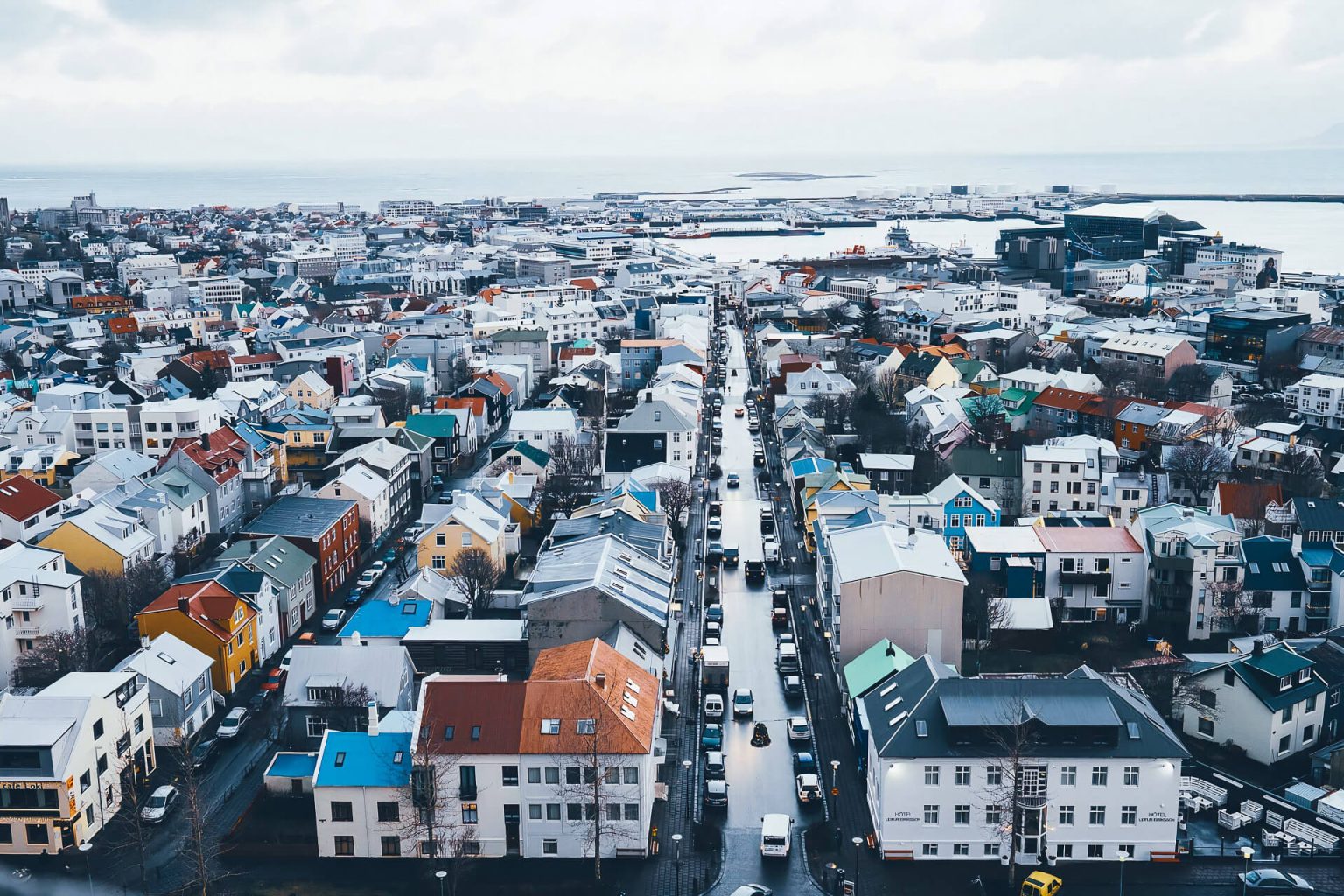 Kleurrijke gebouwen aan de waterkant van Reykjavík onder een IJslandse hemel