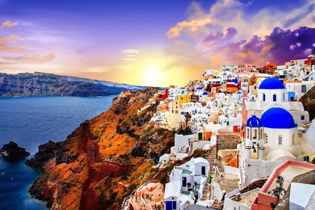 Witte huizen en blauwe koepels op de caldera van Santorini