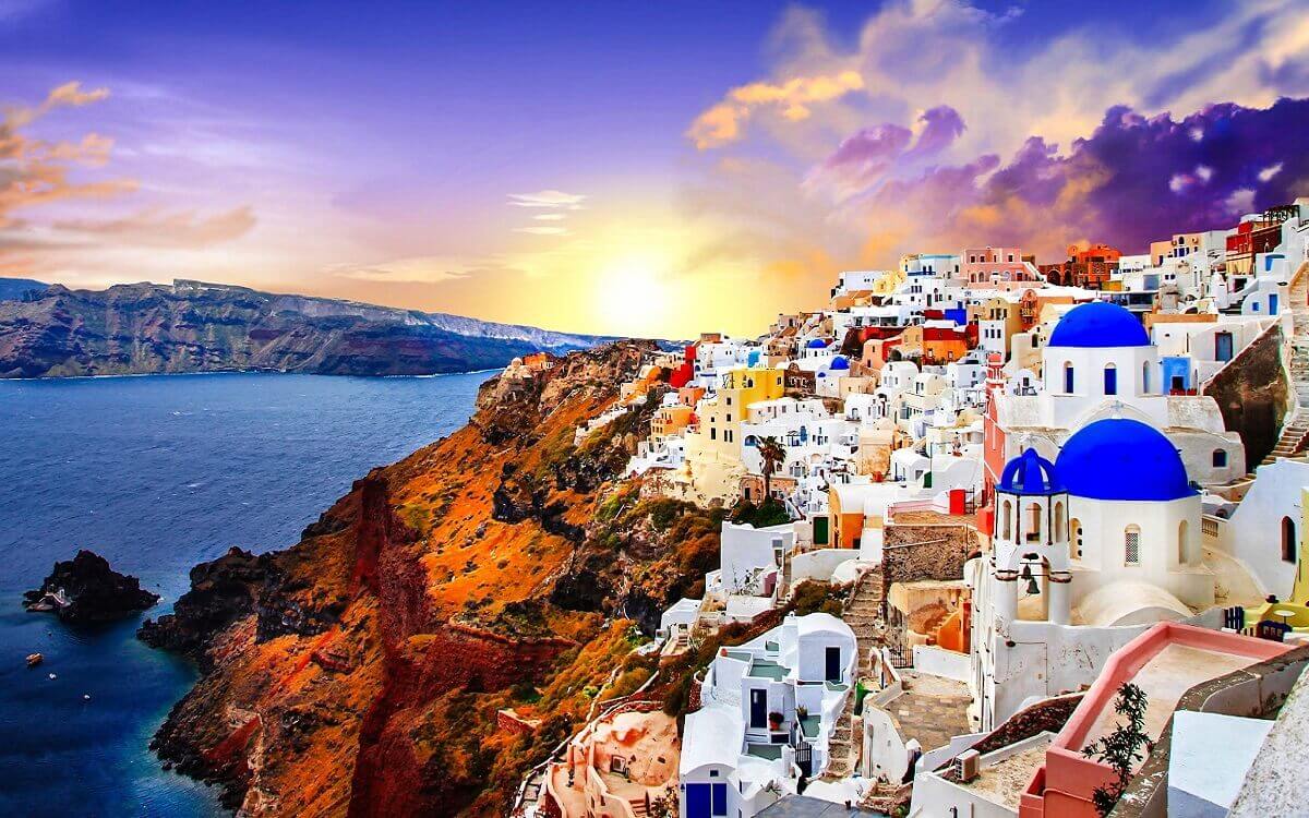 Witte huizen en blauwe koepels op de caldera van Santorini