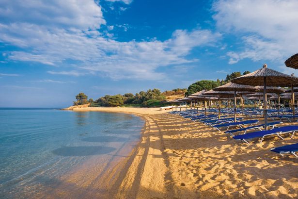 Groene heuvels en turquoise kust op het Griekse eiland Thassos