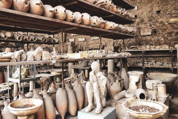 Opgegraven Romeinse straat en ruïnes in Pompeii bij de Vesuvius