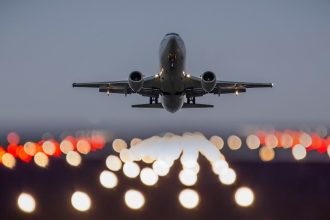 Interieur van een passagiersvliegtuig bij een artikel over hygiëne en veiligheid aan boord