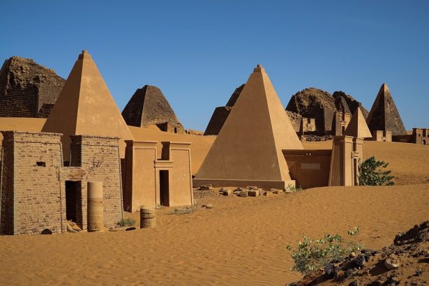 Kushitische piramides in de woestijn bij Meroë in Soedan