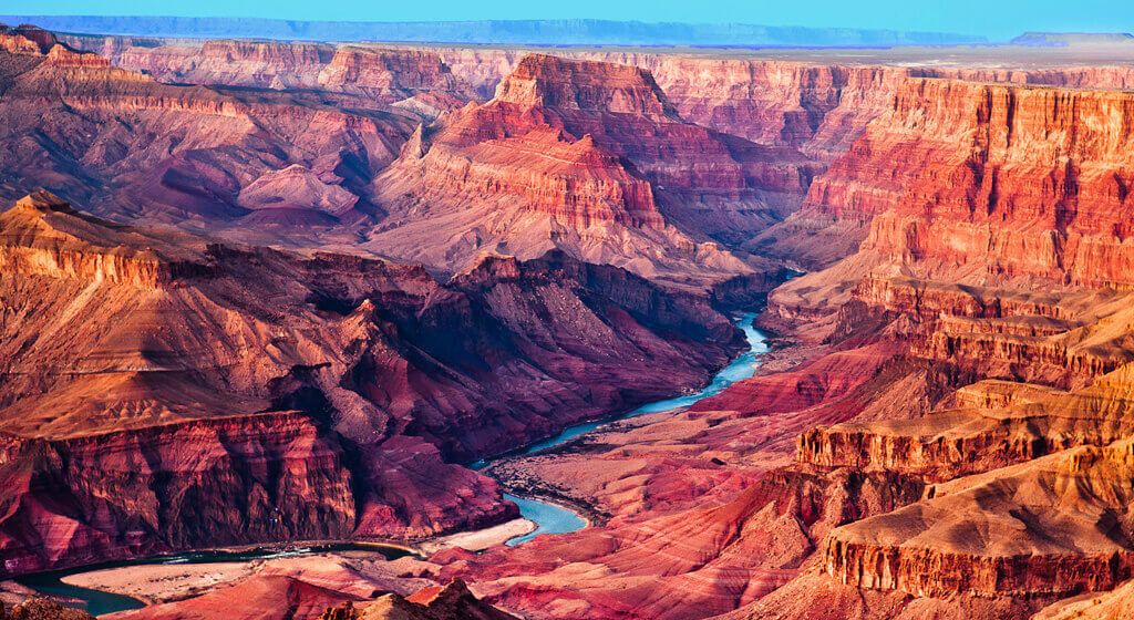 Colorado River tussen gelaagde rode rotswanden in de Grand Canyon