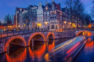 Interieur van een historisch Amsterdams café met houten inrichting en bar