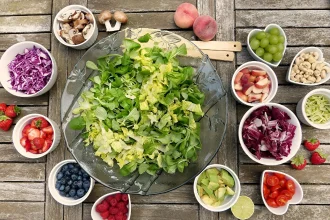 Plantaardige maaltijd met groenten en andere vegan ingrediënten tijdens een reis