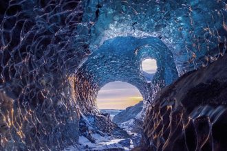 Blauw ijs in een ijsgrot in het Vatnajökull-gebied