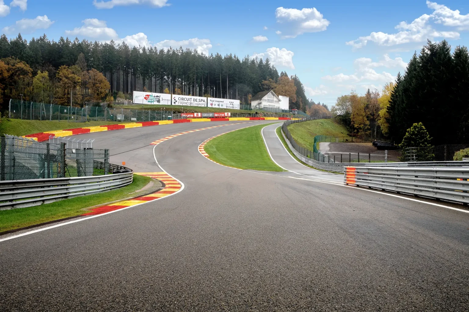 Raceauto’s op een beroemd circuit tijdens een motorsportevenement