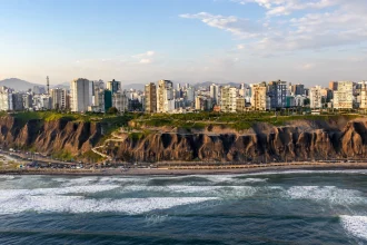 Высотные кварталы Лимы стоят над обрывистым берегом Тихого океана