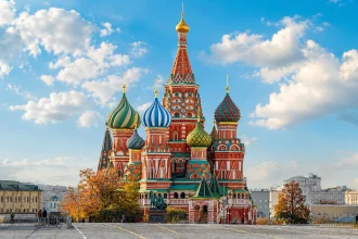 Собор Василия Блаженного на Красной площади в Москве под облачным небом