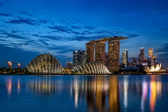Ночной силуэт Марина-Бэй с Marina Bay Sands и садами у залива