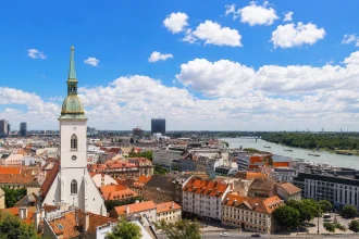 Собор Святого Мартина среди крыш Старого города Братиславы у Дуная