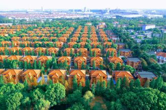 Ряды больших вилл с красными крышами в деревне Хуаси