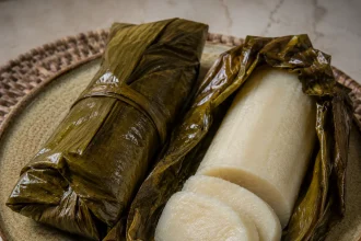 Chikuanga u listovima banane sa glatkim svetlim valjkom i isečenim kriškama