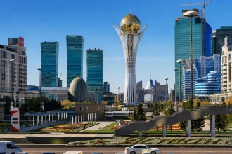Toranj Bajterek među modernim zgradama u centru Astane
