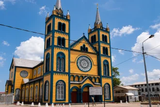 Drvena katedrala Svetih Petra i Pavla u Paramaribu pod plavim nebom