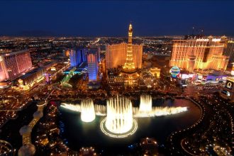 Hotelski horizont Las Vegasa koji noću svetli preko pustinjskog grada