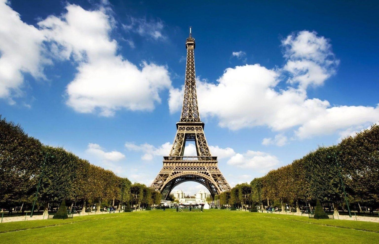 Pogled na Pariz sa Ajfelovim tornjem i gradskim ulicama