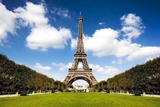 Pogled na Pariz sa Ajfelovim tornjem i gradskim ulicama