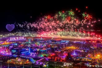 Publika i velika festivalska bina na jednom od vodećih svetskih muzičkih festivala