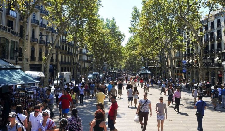 Gužva na šetalištu La Rambla u centru Barselone