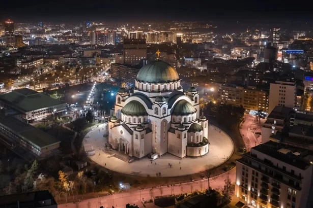 Panoramski večernji pogled na Beograd uz Savu i Dunav