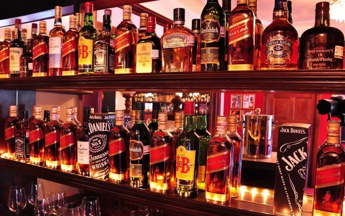 Različita alkoholna pića kao opšta ilustracija propisa o zabrani