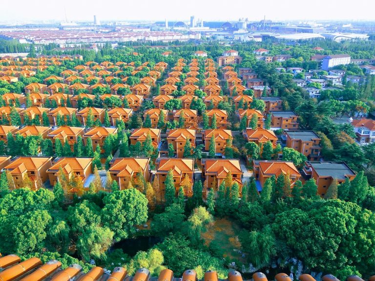 Redovi velikih vila sa crvenim krovovima u selu Huaxi snimljeni iz vazduha