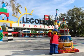 Ulaz u LEGOLAND Florida sa LEGO figurom i ukrasima od kockica