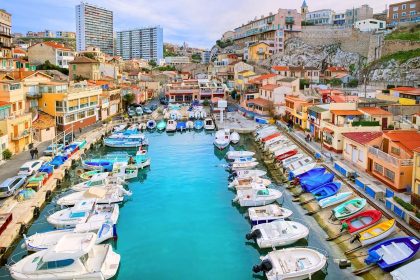 Šarene kuće i mali čamci oko luke Vallon des Auffes u Marselju