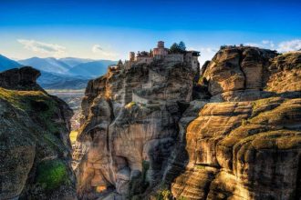 Manastiri Meteora na visokim kamenim stubovima u Grčkoj
