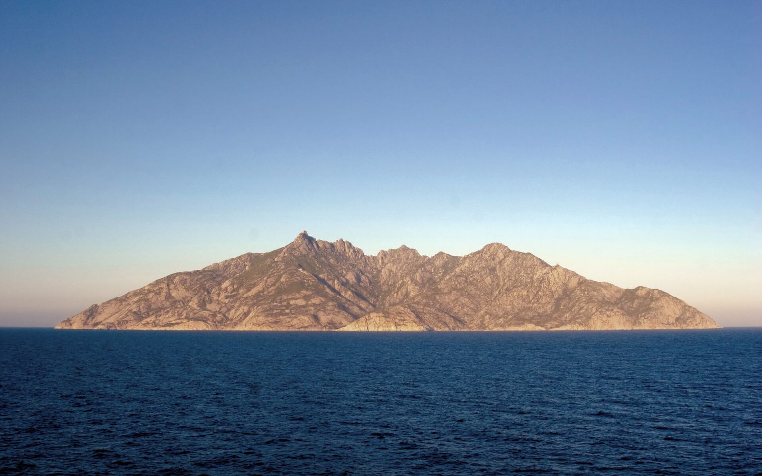Dugi granitni greben ostrva Montecristo iznad plavog Tirenskog mora